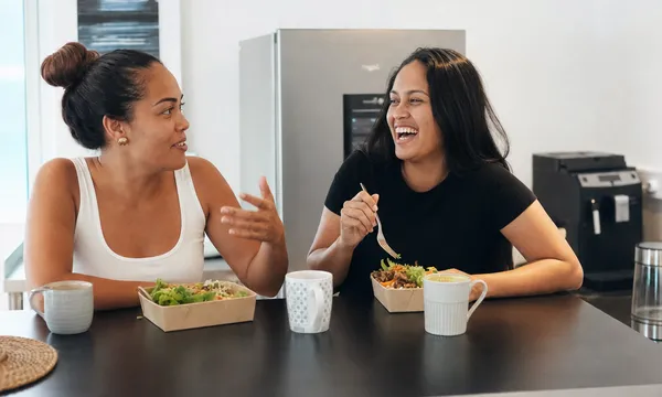 Deux amies déjeunent à la cafétéria